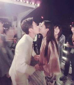 赵丽颖何炅亲吻视频,意外亲吻瞬间引热议